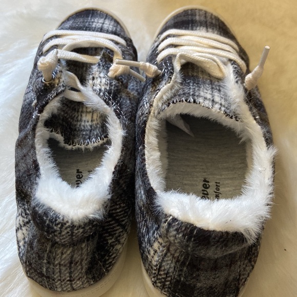 🆕 Black plaid comfort faux fur-lined sneakers in size 7.5 - Picture 3 of 6